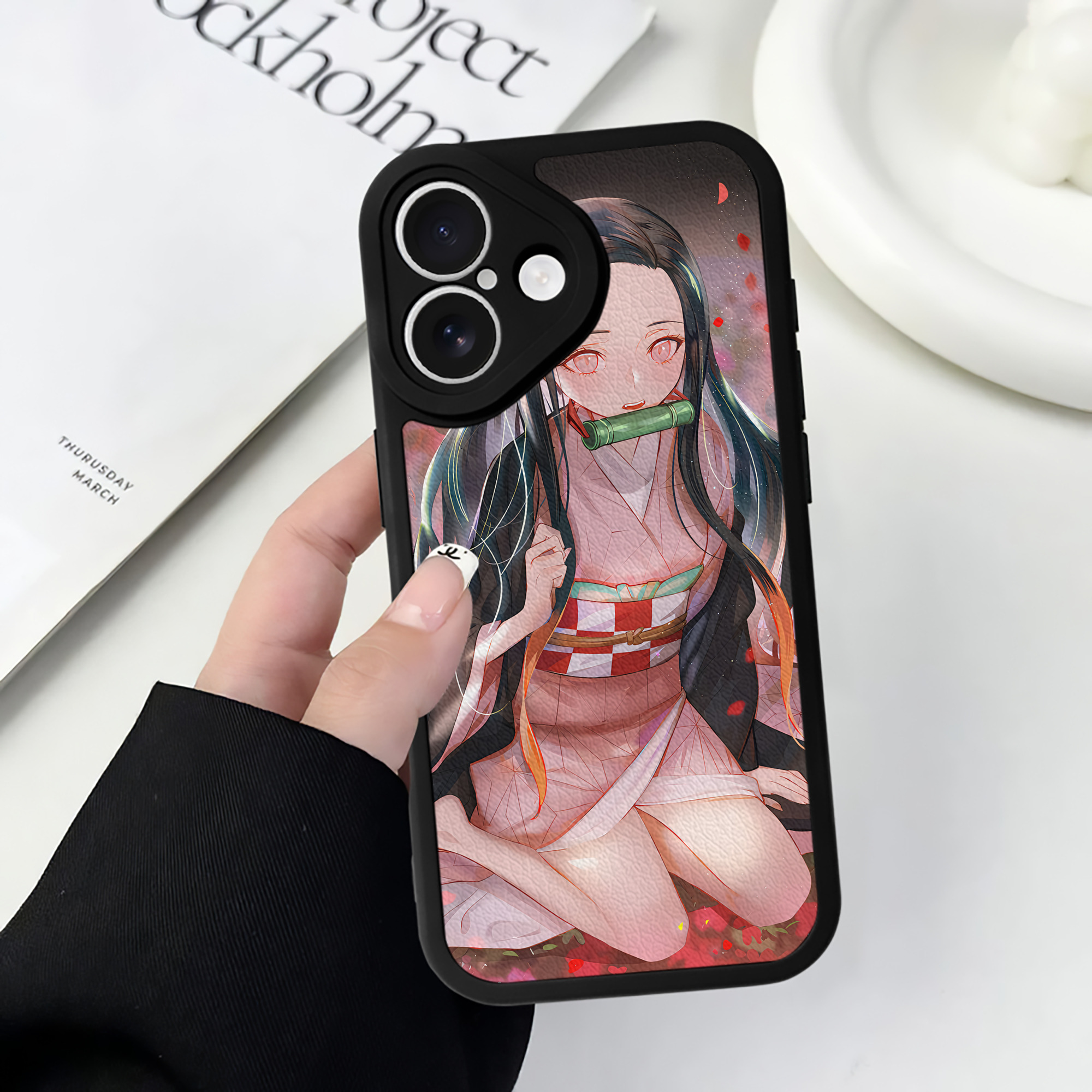 （画像用） 鬼滅の刃（きめつのやいば）竈門 禰󠄀豆子／かまど ねずこ Kamado Nezuko 【iPhone 16シリーズ対応】シリコンスマホケース（レザー調） 材質：シリコン
